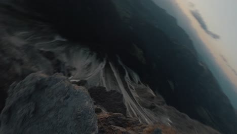 Fliegende-FPV-Drohnen-In-Den-Bergen-Der-Italienischen-Alpen,-Dolomiten