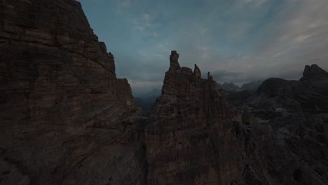 Drones-Fpv-Voladores-En-Las-Montañas-De-Los-Alpes-Italianos,-Dolomitas