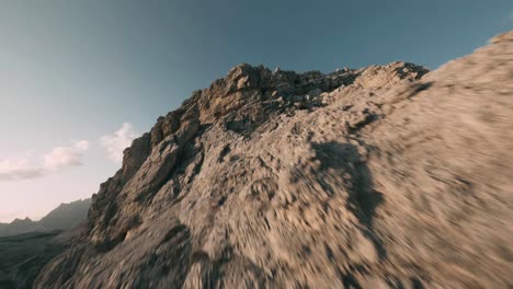 Drones-Fpv-Voladores-En-Las-Montañas-De-Los-Alpes-Italianos,-Dolomitas