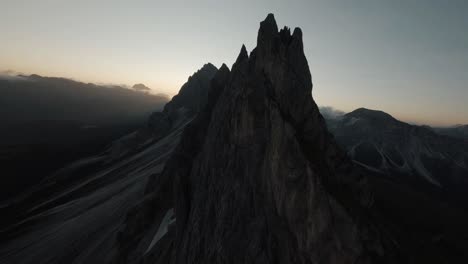 Fliegende-FPV-Drohnen-In-Den-Bergen-Der-Italienischen-Alpen,-Dolomiten