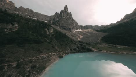 Drones-Fpv-Voladores-En-Las-Montañas-De-Los-Alpes-Italianos,-Dolomitas