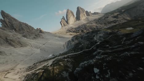 Fliegende-FPV-Drohnen-In-Den-Bergen-Der-Italienischen-Alpen,-Dolomiten