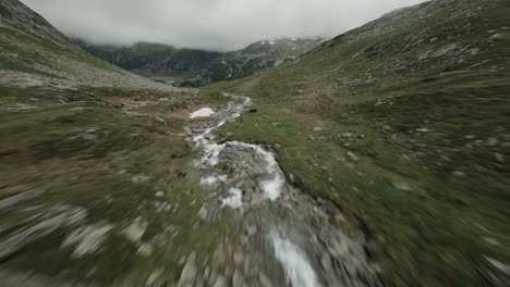 Drones-Fpv-Voladores-En-Las-Montañas-De-Los-Alpes-Italianos,-Dolomitas