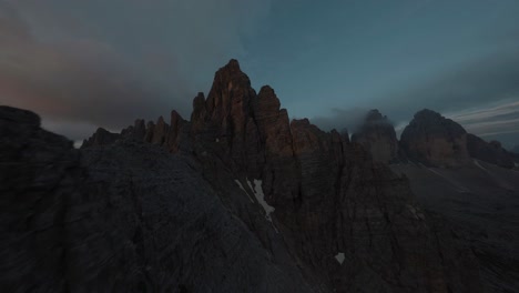 Drones-Fpv-Voladores-En-Las-Montañas-De-Los-Alpes-Italianos,-Dolomitas