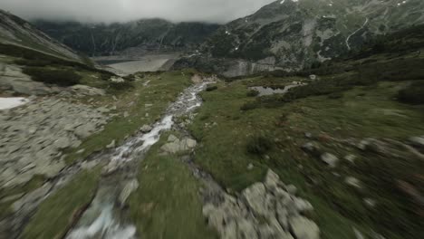 Flying-FPV-drones-in-the-mountains-of-Italian-Alps,-Dolomites