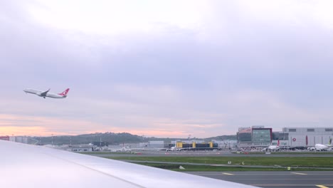 Flugzeug-Der-Türkischen-Fluggesellschaft-Startet-Bei-Sonnenuntergang-Am-Flughafen-Istanbul-–-POV-Aus-Dem-Passagierfenster