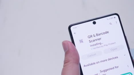 Nahaufnahme-Einer-Person,-Die-Den-Google-Play-Store-Durchstöbert,-Um-Einen-QR--Und-Barcode-Scanner-Herunterzuladen-Und-Zu-Installieren
