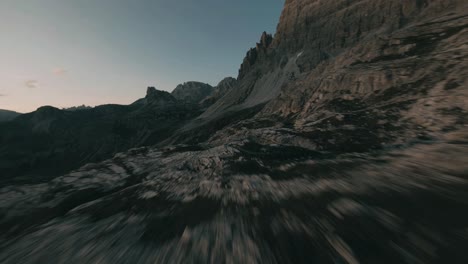 Drones-Fpv-Voladores-En-Las-Montañas-De-Los-Alpes-Italianos,-Dolomitas