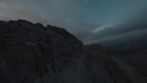 Fliegende-FPV-Drohnen-In-Den-Bergen-Der-Italienischen-Alpen,-Dolomiten