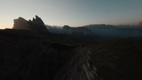 Drones-Fpv-Voladores-En-Las-Montañas-De-Los-Alpes-Italianos,-Dolomitas