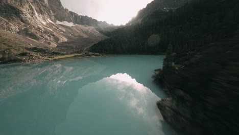 Drones-Fpv-Voladores-En-Las-Montañas-De-Los-Alpes-Italianos,-Dolomitas