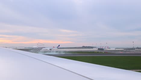 Avión-De-Turkish-Airlines-Aterrizando-En-La-Pista-Al-Atardecer-En-El-Aeropuerto-De-Estambul---Punto-De-Vista-Del-Pasajero-De-La-Ventana-Del-Avión