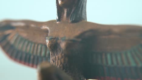 Foto-Macro-De-Ensueño-De-Una-Estatua-De-Cleopatra-Con-Las-Alas-Abiertas,-Profundidad-De-Campo-Brumosa,-Reina-De-Reyes-Del-Antiguo-Egipto,-Gobernante-Histórico-Egipcio,-Obras-De-Arte-Antiguas-De-Una-Diosa,-Vídeo-De-4k-Inclinado-Hacia-Arriba