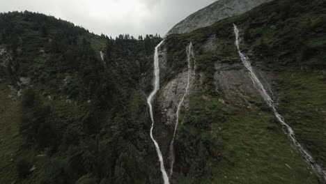 Drones-Fpv-Voladores-En-Las-Montañas-De-Los-Alpes-Italianos,-Dolomitas