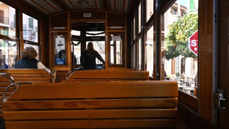 Holzstraßenbahn-Aus-Der-Mallorquinischen-Stadt-Soller