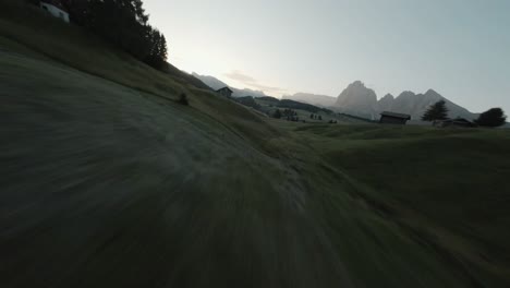 Fliegende-FPV-Drohnen-In-Den-Bergen-Der-Italienischen-Alpen,-Dolomiten