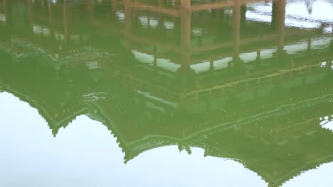 Reflejo-De-Phoenix-Hall-En-Byodo-in-Ubicado-En-Uji-Desde-Pond-Lake