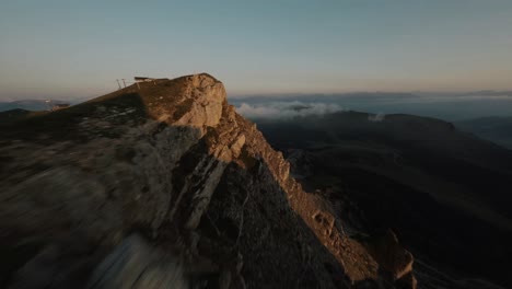 Drones-Fpv-Voladores-En-Las-Montañas-De-Los-Alpes-Italianos,-Dolomitas