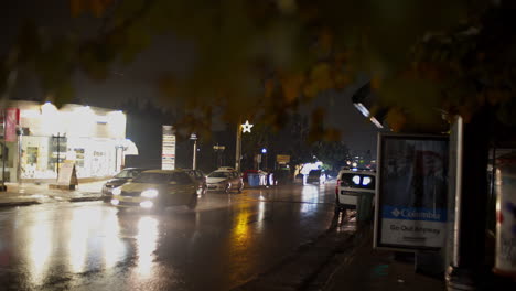 Imágenes-De-Una-Noche-Lluviosa-De-Las-Calles-De-Kifissia,-Poco-Tráfico,-Enfoque-De-Poca-Profundidad-De-Campo-4k