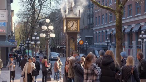 El-Reloj-De-Vapor-En-Gastown-Atrae-A-Una-Congregación-De-Personas---Vancouver,-Canadá---Toma-Estática