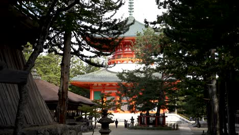 Malerische-Aussicht-Auf-Die-Leuchtend-Rote-Konpon-Daito-Pagode-Mit-Der-Sanko-No-Matsu-Kiefer-Davor-In-Koyasan