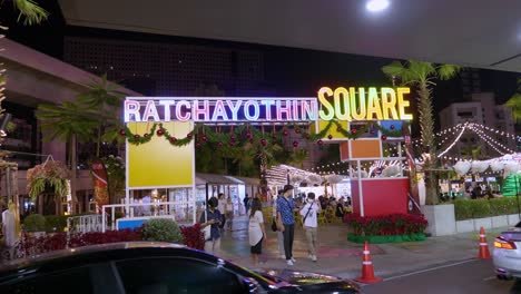 Un-Mercado-Nocturno-Al-Aire-Libre-Ubicado-En-La-Intersección-De-Ratchayothin,-Frente-Al-Famoso-Edificio-Del-Elefante-Y-El-Tren-Aéreo-Bts,-En-Bangkok,-Tailandia