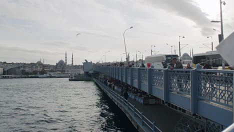 Fischer-Auf-Der-Berühmten-Galata-Brücke-Beim-Angeln-Mit-Blick-Auf-Die-Neue-Moschee-Im-Hintergrund