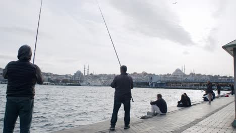 Grupo-De-Pescadores-Pescando-En-El-Mar