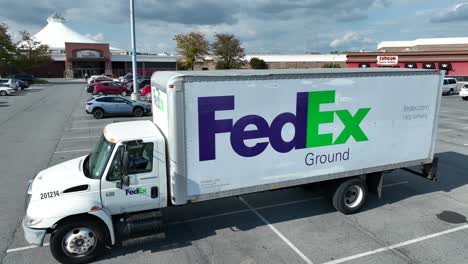 Camión-Terrestre-De-Fedex-Estacionado