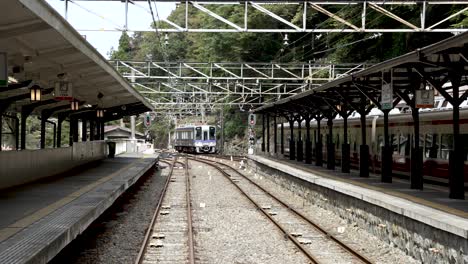 Nahverkehrszug-Des-Typs-2000,-Der-Am-Bahnhof-Gokurakubashi-In-Koyasan-Ankommt