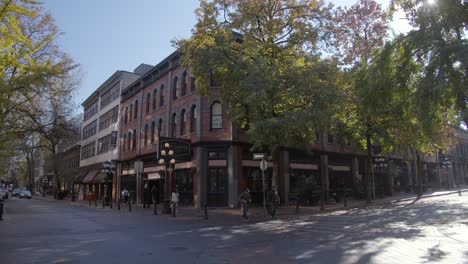 Pedestrians-and-Vehicles-Maneuvering-Through-the-Lively-Streets-of-Vancouver,-British-Columbia,-Canada