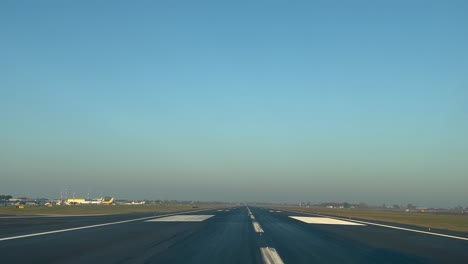 Rollo-De-Despegue-Inicial-En-Tiempo-Real-Desde-La-Pista-30-En-Un-Día-De-Invierno-Frío-Y-Brumoso,-Visto-Por-Los-Pilotos