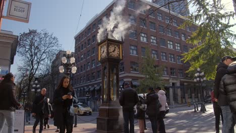 Personas-Paseando-Junto-Al-Reloj-De-Vapor-En-Gastown,-Vancouver,-Columbia-Británica,-Canadá---Plano-Amplio