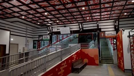 Pasarela-De-Rampa-Vacía-Que-Conduce-Al-Teleférico-De-Koyasan-Esperando-En-La-Estación-De-Gokurakubashi