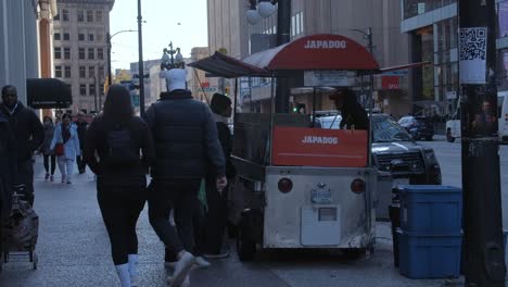 Passanten-An-Einem-Imbissstand-Auf-Den-Straßen-Von-Vancouver,-Kanada-–-Aus-Nächster-Nähe