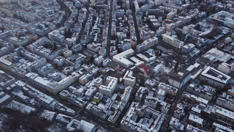 Luftaufnahme-Von-Schneeweiß-Bedeckten-Stadtbildgebäuden-In-Der-Stadt-Salzburg