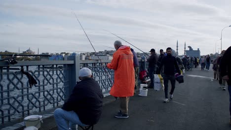 Die-Menschenmenge,-Die-An-Der-Berühmten-Galata-Brücke-Fischt