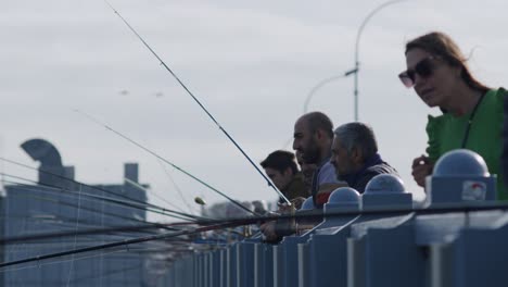 Filmische-Nahaufnahme-Türkischer-Fischer-Beim-Angeln-An-Der-Berühmten-Galata-Brücke