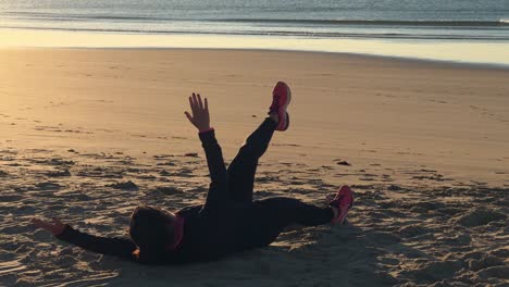 La-Mujer-Irradia-Vitalidad-Mientras-Hace-Ejercicio-A-Lo-Largo-De-La-Playa,-Encarnando-La-Esencia-Del-Fitness-Y-La-Recreación.