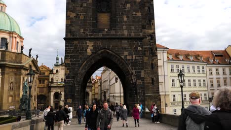 Torre-Del-Puente-De-La-Ciudad-Vieja,-Puente-De-Carlos-En-Praga,-República-Checa