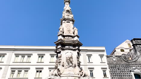 Guglia-Dell&#39;immacolata---Aguja-Inmaculada-Adornada-Contra-Un-Cielo-Azul-Claro---Nápoles,-Italia