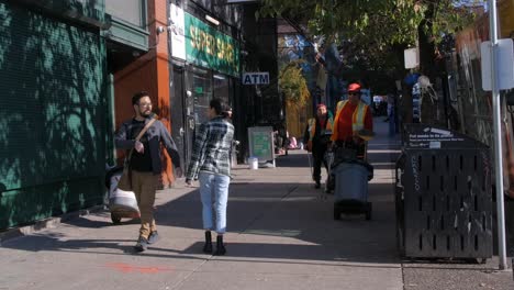 Ein-Team,-Das-Für-Die-Reinigung-Der-Gasse-Verantwortlich-Ist-–-Vancouver,-Britisch-Kolumbien,-Kanada-–-Handaufnahme