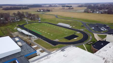 Sheridan,-Indiana-Football-Feld,-Luftaufnahme,-Umlaufendes-Ovales-Spielfeld-Mit-Feldmarkierungen