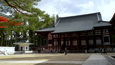 Innenhof-Des-Zentralen-Tempelkomplexes-Von-Garan-Koyasan-Mit-Blick-Auf-Die-Kondo-Halle-Im-Hintergrund