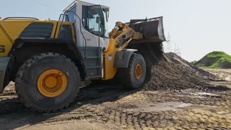 Cargadora-De-Ruedas-Pesada-Liebherr-Trabajando-En-El-Sitio-De-Construcción