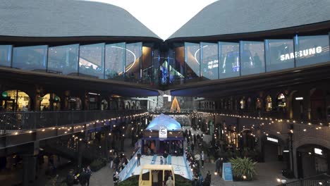 Carbones-Cae-Complejo-Comercial-Yard-En-Kings-Cross-Con-Iluminación-Navideña-Festiva