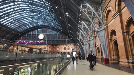 POV-Gehen-Entlang-Der-Kings-Cross-Halle-Zum-Bahnhofsausgang-Auf-Der-Oberen-Ebene