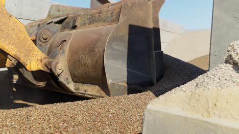 Nahaufnahme-Der-Liebherr-Radladerschaufel,-Die-Auf-Der-Baustelle-Kies-Schaufelt