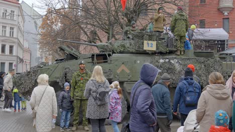 Militärparade,-Geparktes-Lav-6-Fahrzeug-Mit-Leuten,-Die-Mit-Soldaten-Fotos-Machen