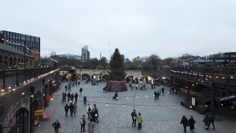 Con-Vistas-Al-Patio-De-Carbones-Cae-Con-Iluminación-Navideña-Festiva-Y-Un-Gran-árbol-En-Kings-Cross,-Londres